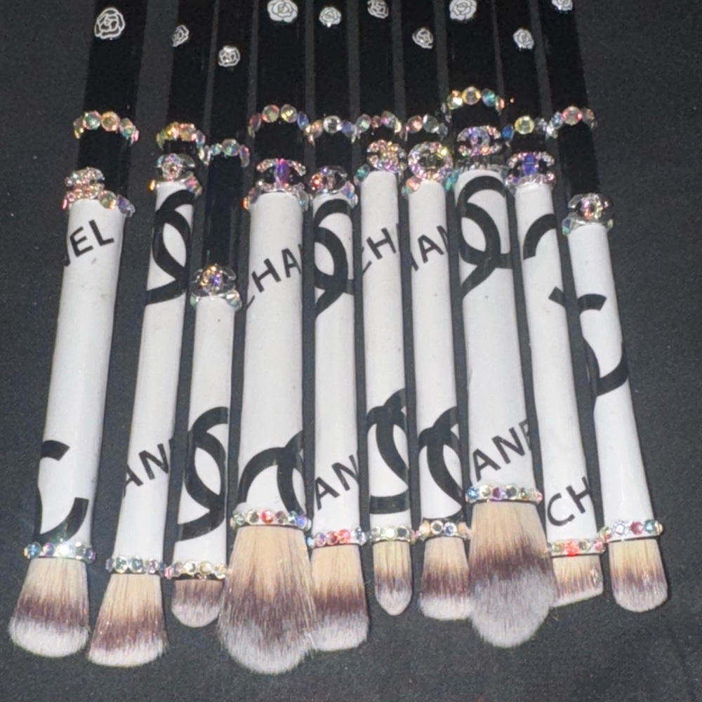 CUSTOM MADE Elegant Makeup Brush Set - Black and White